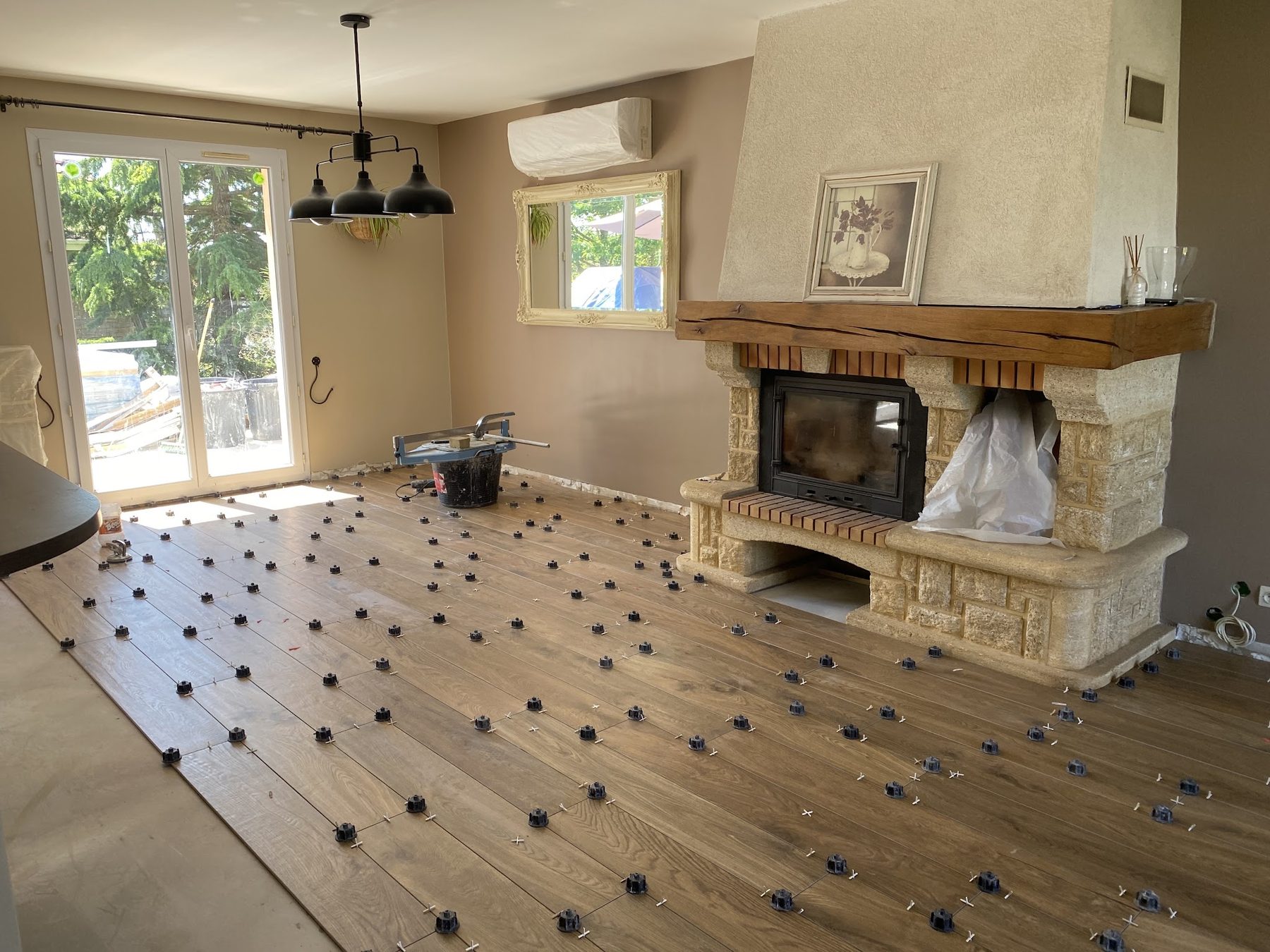 Le même séjour, carrelage effet bois posé avec ses cales de nivellement