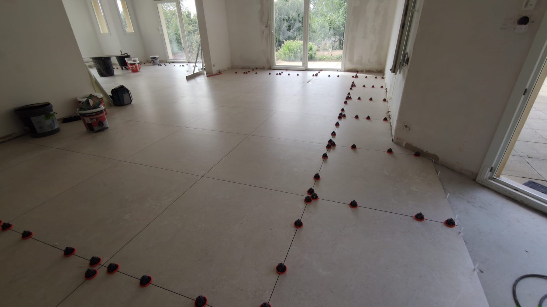 Grand séjour en grand format beige, cales de nivellement rouges